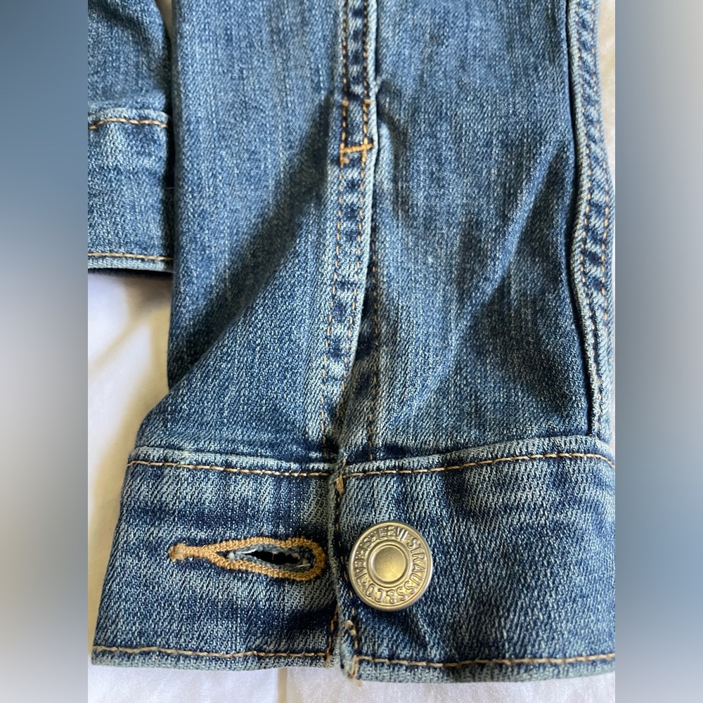 ⭐️Host Pick⭐️ Levi’s Classic Denim Trucker Jacket Slim fit Women’s Small NWOT - Picture 14 of 16